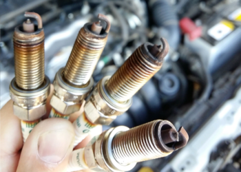 Замена свечей зажигания на авто: правила и этапы