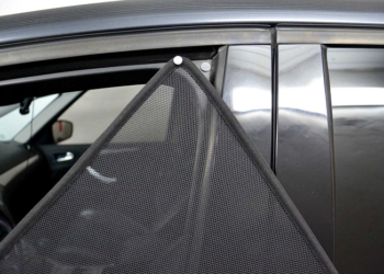 Шторки для автомобиля: как выбирать и их достоинства