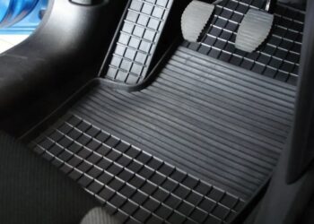 Резиновые автоковрики: главные достоинства и особенности