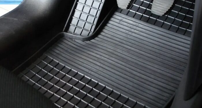 Резиновые автоковрики: главные достоинства и особенности