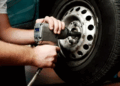 Как правильно организовать замену колеса на автомобиле с выездом